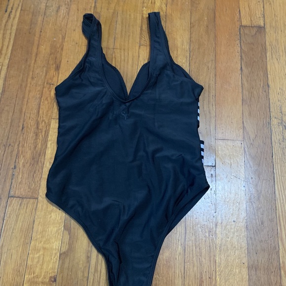 Pinup style One piece swimsuit - Picture 2 of 3